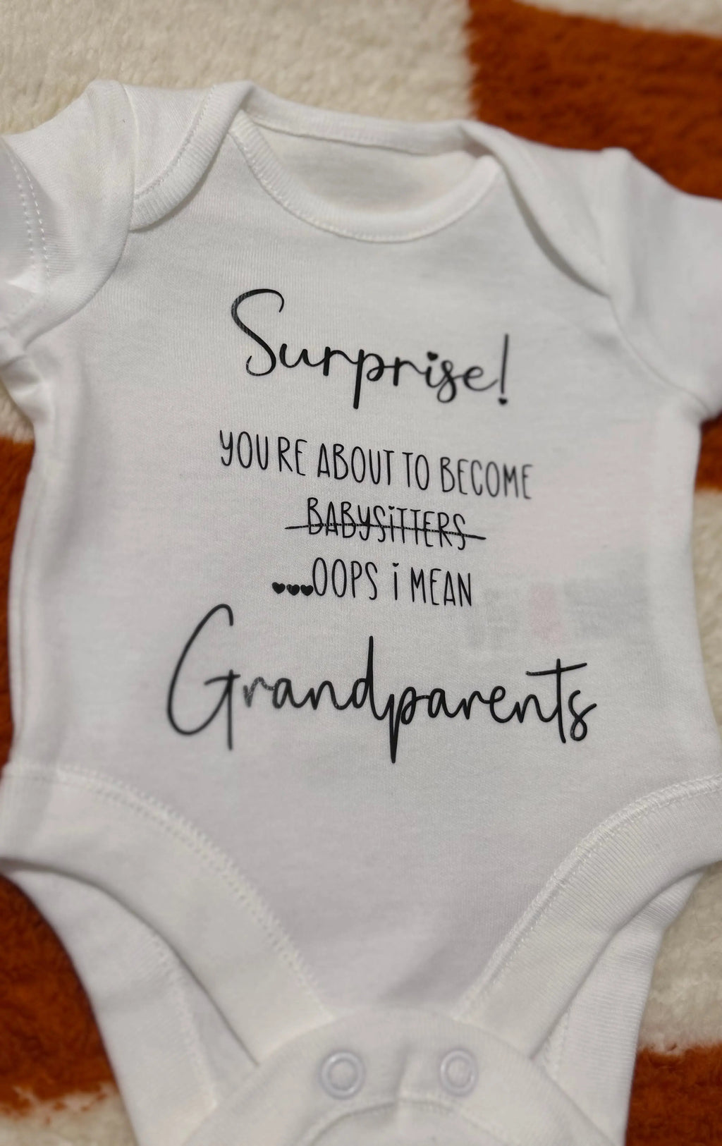 🤍 Pregnancy Announcement: ‘you’re about to become babysitters’ 👶🏼 Vinyl detailing white baby vest Claxton Creations GB