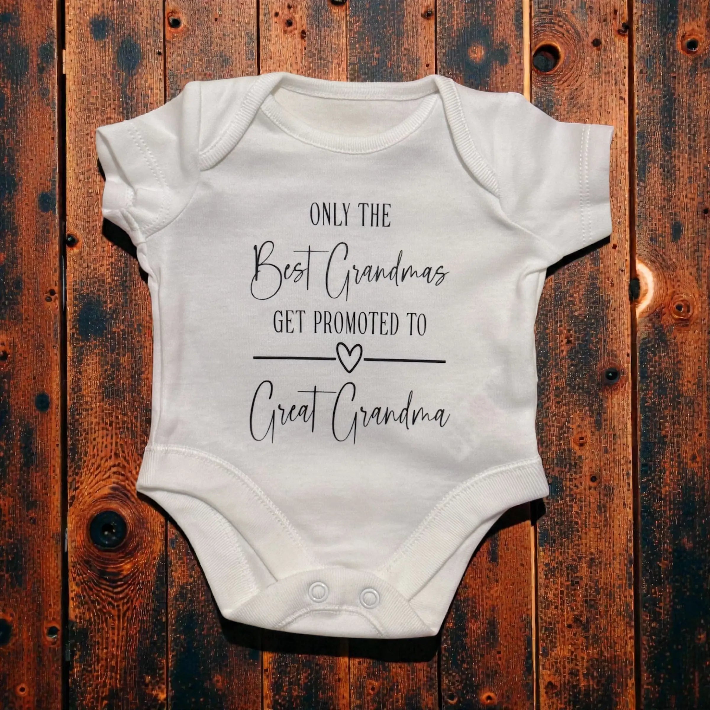 🤍 Pregnancy Announcement: ‘Promotion to Great Grandma’ 👵Vinyl detailing white baby vest Claxton Creations GB