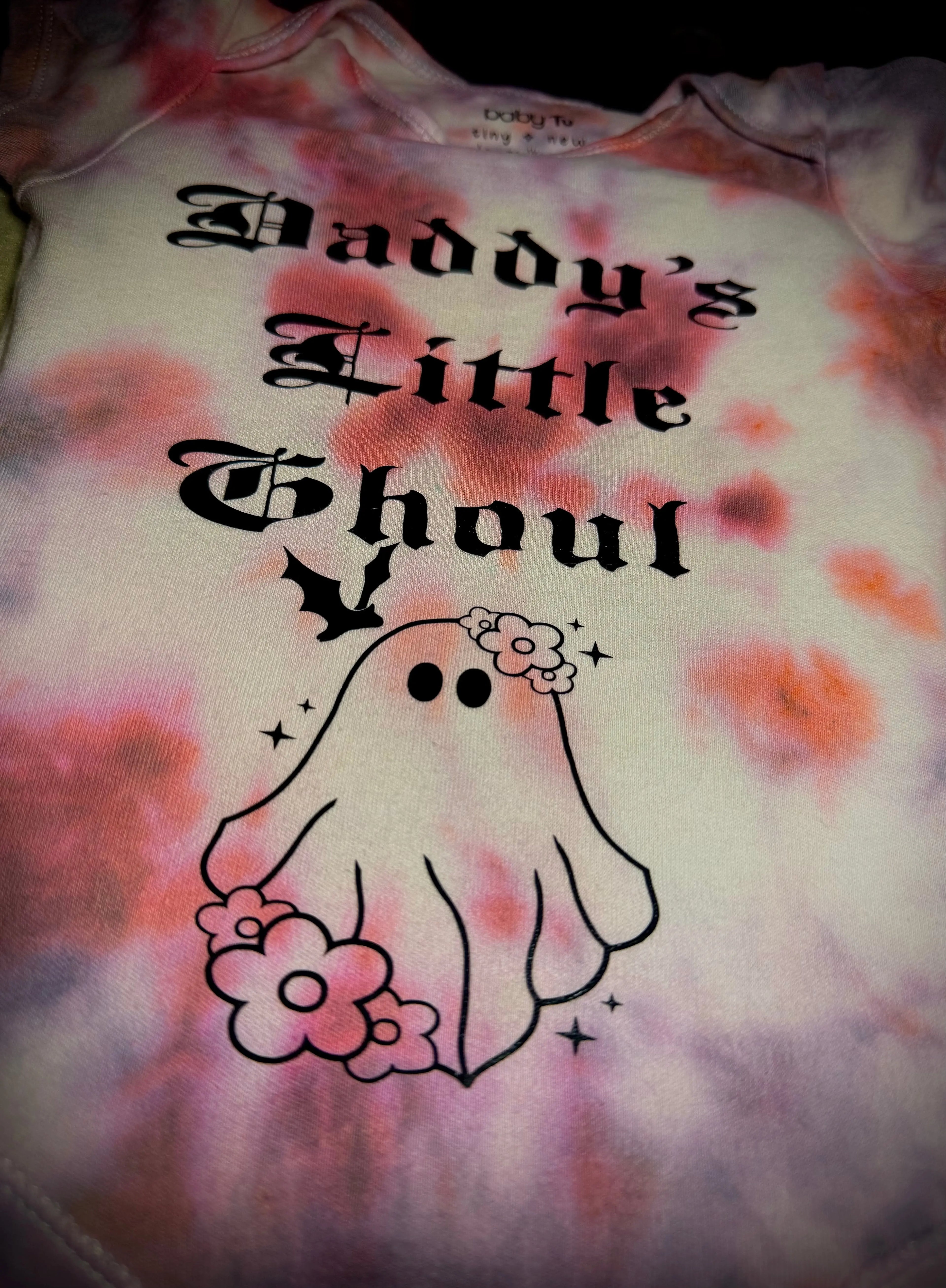 Tie-Dye baby vest 🦔🖤‘Daddy’s Little Ghoul’🖤🦔 Claxton Creations GB