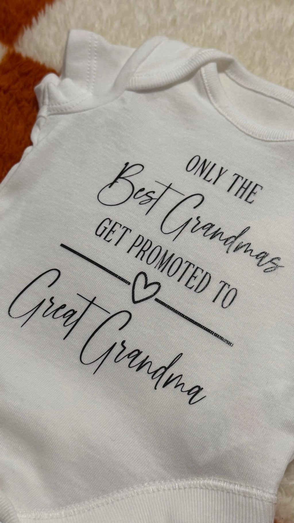 🤍 Pregnancy Announcement: ‘Promotion to Great Grandma’ 👵Vinyl detailing white baby vest Claxton Creations GB