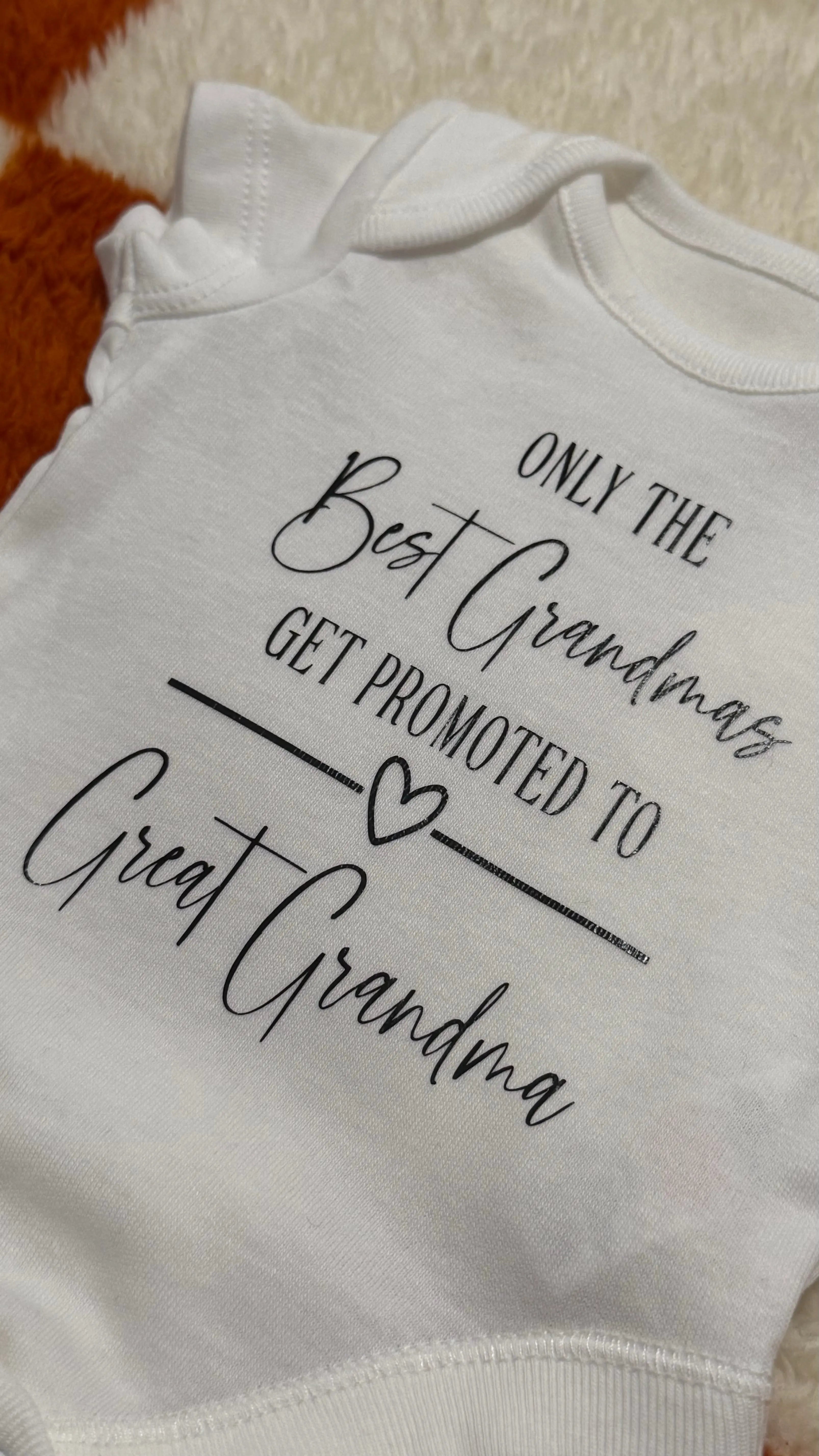 🤍 Pregnancy Announcement: ‘Promotion to Great Grandma’ 👵Vinyl detailing white baby vest Claxton Creations GB